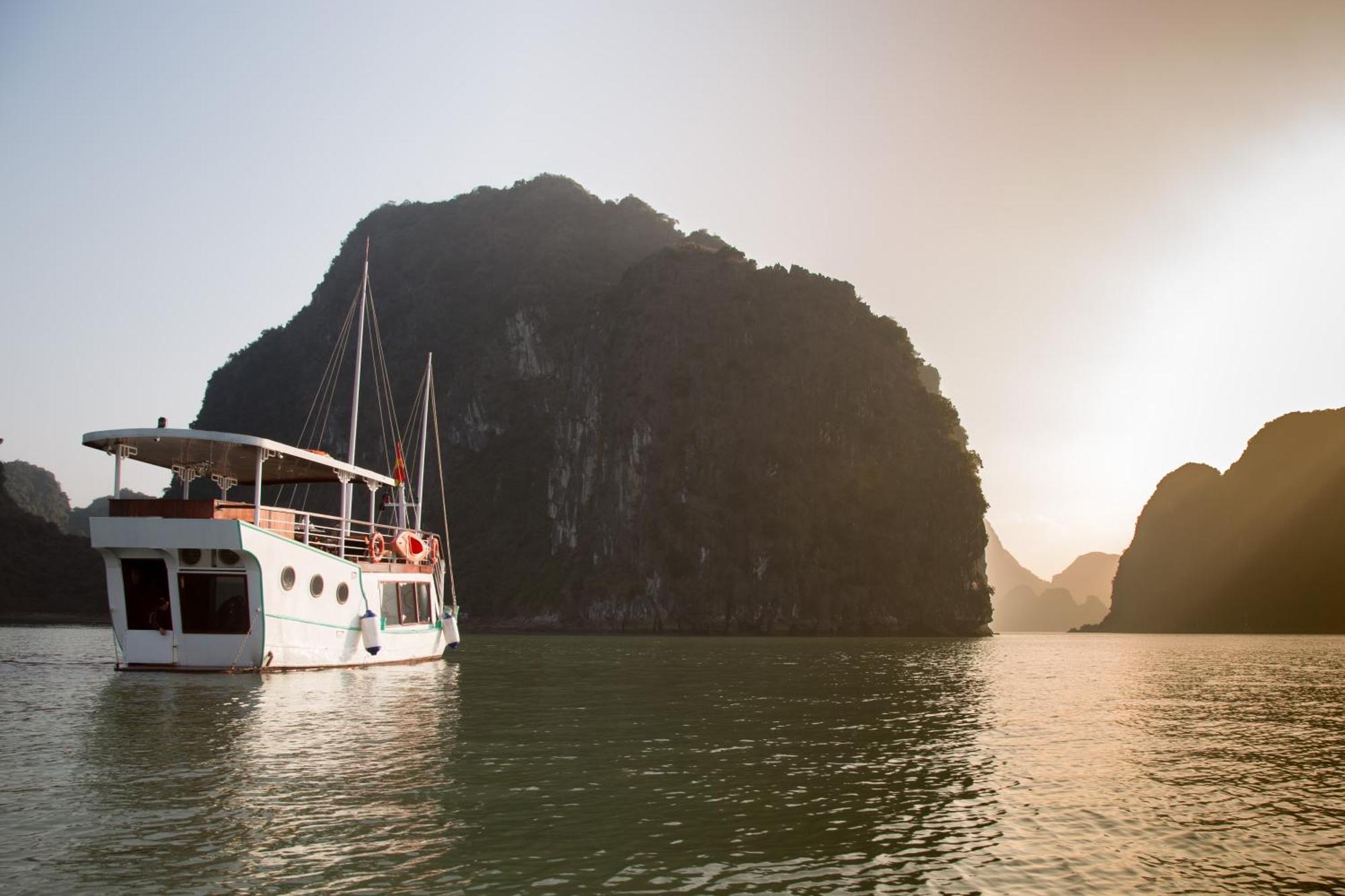 Emeraude Classic Cruises Халонг Екстер'єр фото